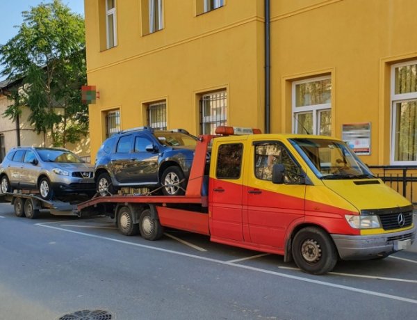 Balesetveszélyes járműszerelvény – Túlsúllyal közlekedett a 4-es számú főúton