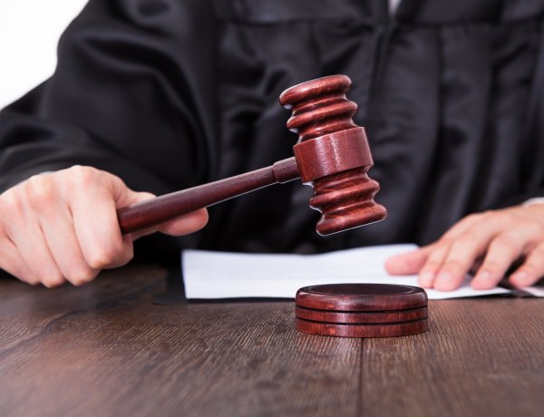 Egy hotelszobából lopta el a nő a mellette alvó férfi értékeit 