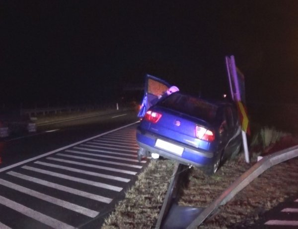 Egy gépkocsi a nedves úton megcsúszott és a szalagkorlátra felakadt