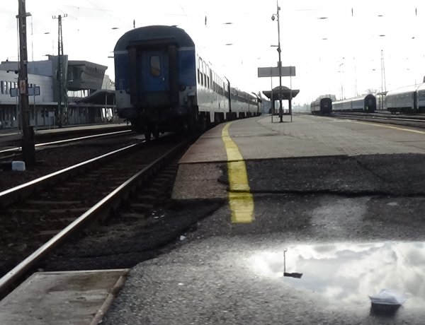 Elsodort egy 85 éves nénit a vonat - Tiltott helyen ment át 