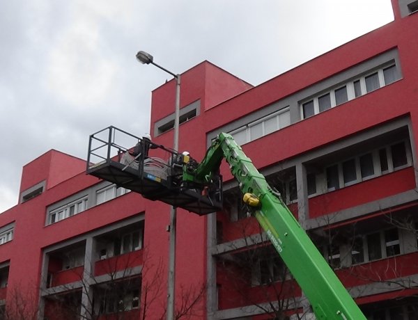 A város több pontján elkezdődött a karácsonyi dekorációk felszerelése