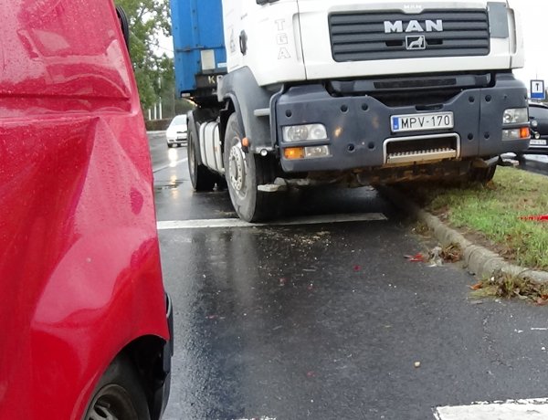 Kishaszonjárműbe rohant egy nyerges vontató szerdán reggel  