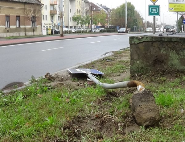 Az utóbbi időben több közlekedési táblát is kiütöttek az autósok Nyíregyházán