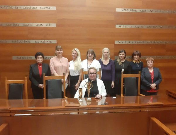 A dobogó legfelső fokára állhattak a Nyíregyházi Törvényszék titkárai