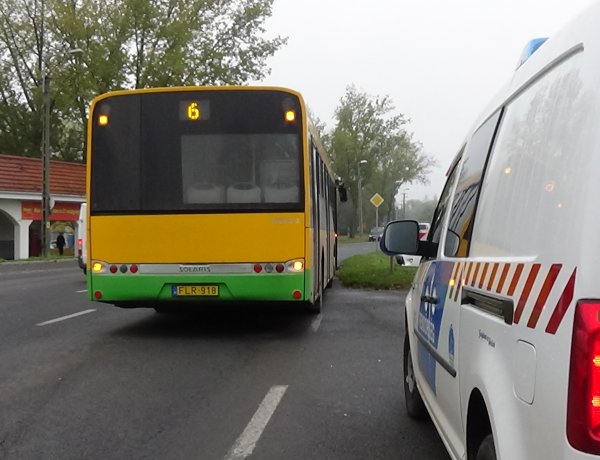 Az Állomás téren szabálytalan sávváltás miatt egy személygépkocsi busszal ütközött