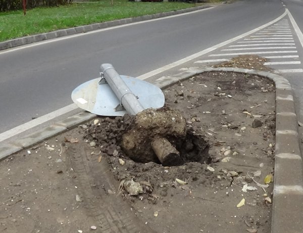 Ismét közlekedési táblát törtek a Kígyó utcai körforgalomnál