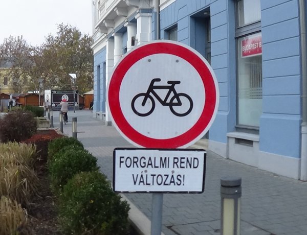 Tilos lesz behajtani a Kossuth térre kerékpárral az adventi forgatag ideje alatt