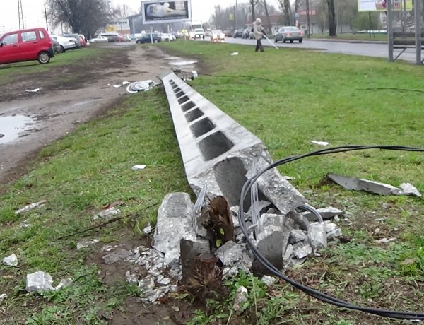 Közvilágítási oszlopnak tolatott egy nyerges vontató vezetője az Állomás téren