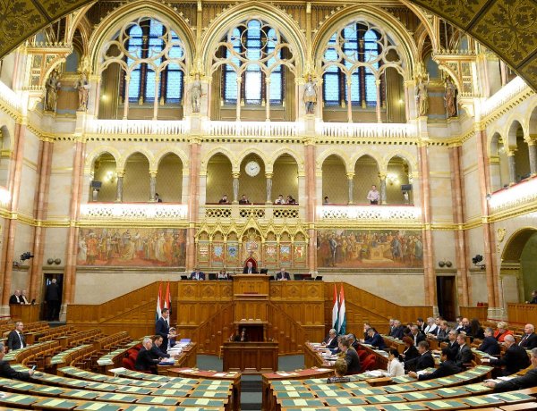 Bevezette a nagyszülői gyedet a parlament – Több kérdésben is döntött az Országgyűlés