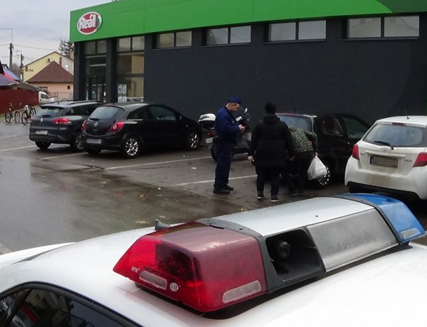 Parkoló autónak ütközött egy ismeretlen jármű a Víztoronynál, elhajtott a helyszínről