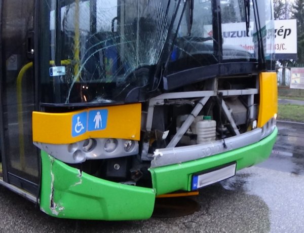 Autóbusz és személygépkocsi ütközött péntek reggel a Sóstói úton – Helyszíni fotók!