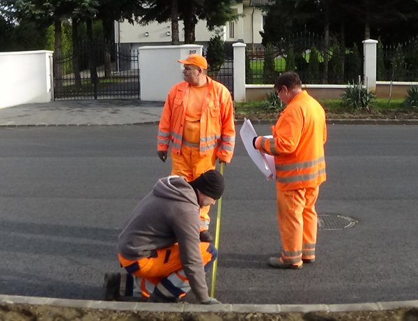 Utolsó fázisához érkezett a Korányi Frigyes utca felújítása, burkolati jeleket festenek