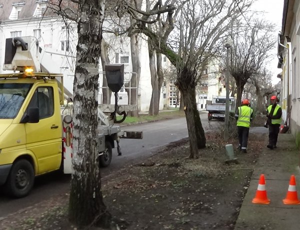 Gallyazási munkálatokat végeznek a NYÍRVV szakemberei a Vécsey utcán