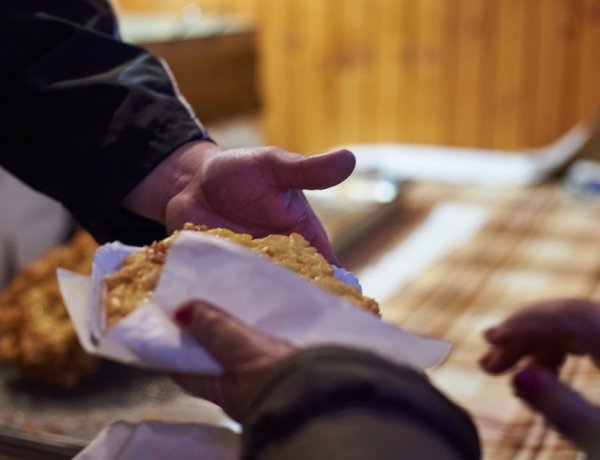 Holnap is  frissen sült ajándék lapcsánkával várják az adventi forgatagban sétálókat