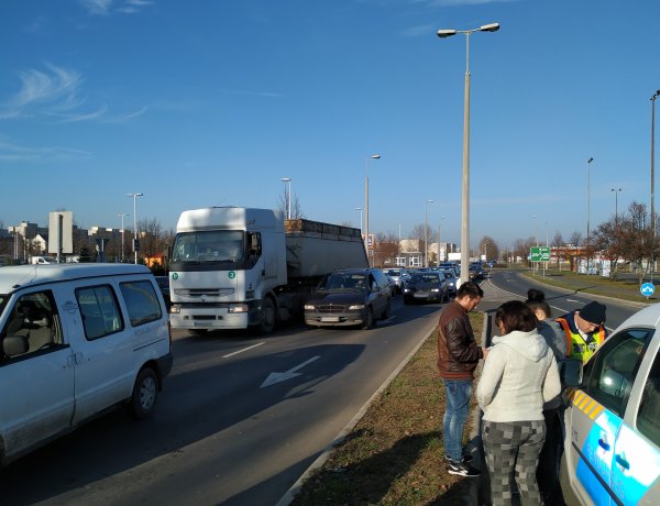 Percekkel a Törzs utcai karambol után újra ütközött két jármű a helyszínen