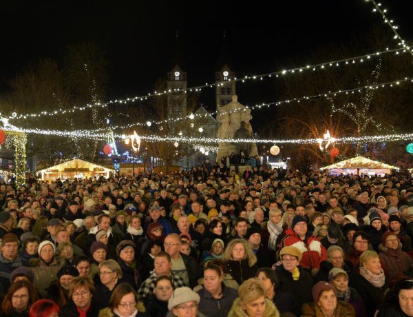 Vasárnap meggyújtjuk a negyedik adventi gyertyát, a színpadon Mészáros Árpád Zsolt!