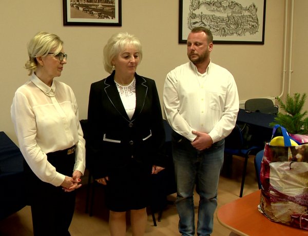 Nehéz helyzetben lévő családoknak nyújt segítséget élelmiszercsomaggal a helyi FIDESZ