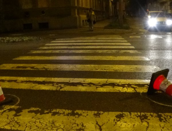 Gyalogost gázoltak a Széchenyi utcán, kórházba szállították a sérültet