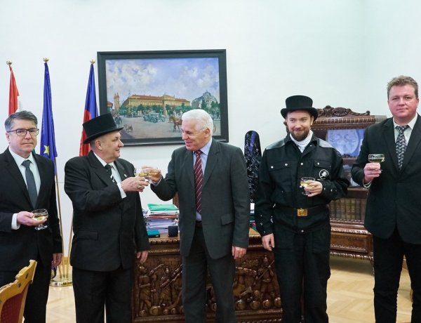 Szerencsét is hoztak! Újévi jókívánságokkal érkeztek a kéményseprők a Városházára