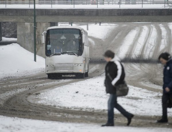 Vezetés télen – Hogyan változik a féktávolság? Íme néhány tanács a jeges utakra!