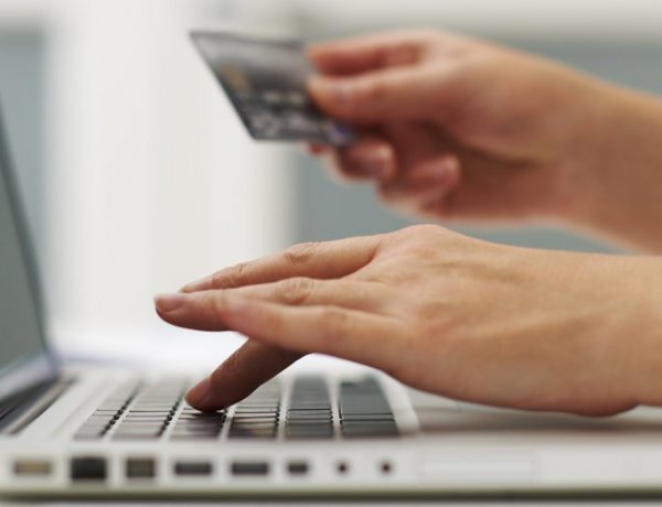 Az internetezők tárgyak helyett már inkább élményeket vásárolnak ajándékba