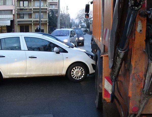 Szemétszállító járművel ütközött egy személygépkocsi a Vasvári Pál utcán