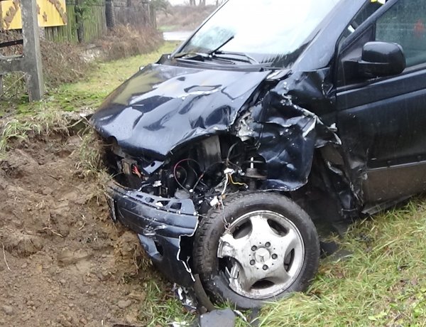 Két autó ütközött össze a 41-esen Napkornál – Az egyik jármű árokba csapódott