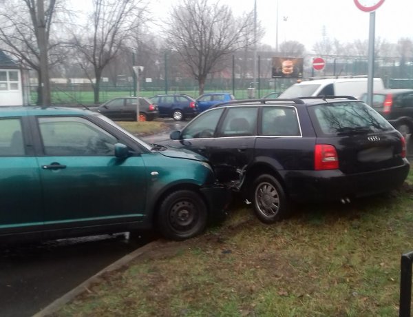 Nem állt meg a STOP-táblánál – Ketten megsérültek a kedd délután történt balesetben