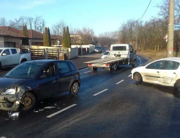 Kabalás belterületén ütközött két személygépkocsi, egy sérültje van a balesetnek