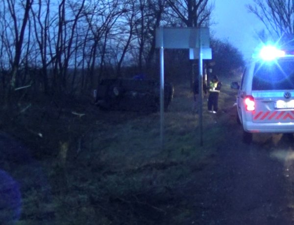 Megcsúszott a jeges úton, fának csapódott és felborult egy jármű Nyírturánál