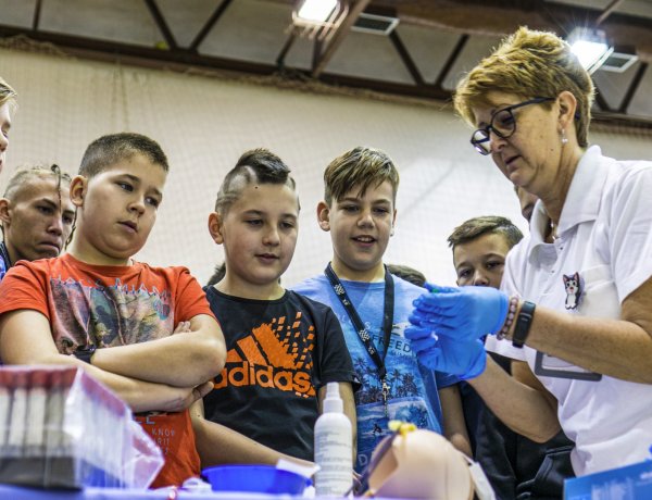 Újraélesztést és csecsemőgondozási feladatokat is gyakorolhattak ma a Bem iskola diákjai