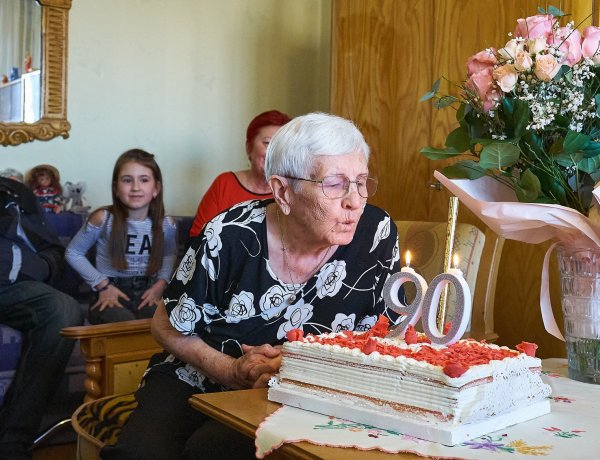  Városunk szépkorú polgárát, a 90 éves Koós Jánosnét köszöntötték kedd délután