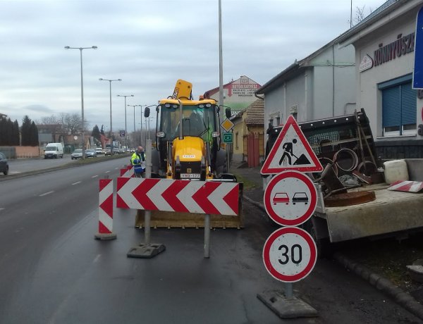 Sebességkorlátozás és útszűkület – Közműfeltárási munkákat végeznek a Debreceni útnál