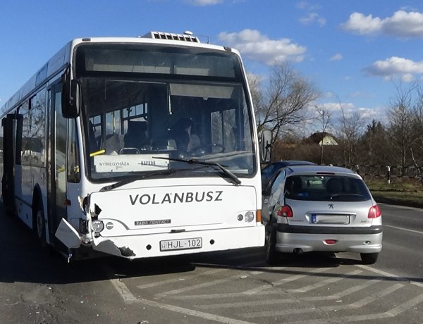 Autóbusz és személygépkocsi ütközött az Orosi úton, jelentős az anyagi kár