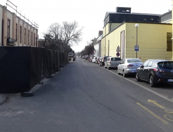 Munkálatok a Színház utcán – Kérik az arra közlekedők és parkolók fokozott figyelmét!