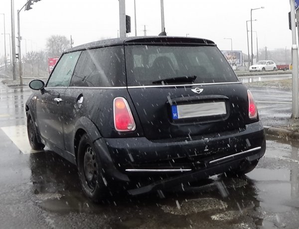 Belehajtott egy lámpánál álló járműbe egy személygépkocsi, majd elhajtott a helyszínről