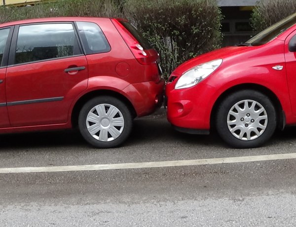 Nem rögzítette megfelelően autóját, a mögötte parkolónak gurult