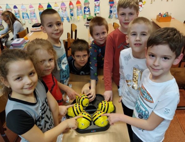 Zümivel még a tanulás is könnyebb a Szent Imrében –  Az első robotméhecskék már berepültek