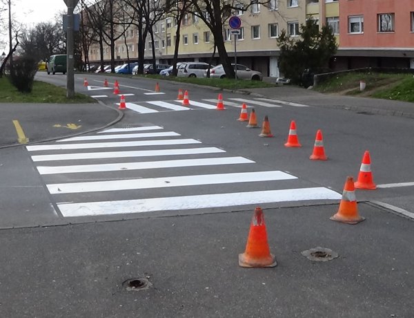 Burkolati jeleket festenek szerte Nyíregyházán – A Korányin kezdték a munkálatokat