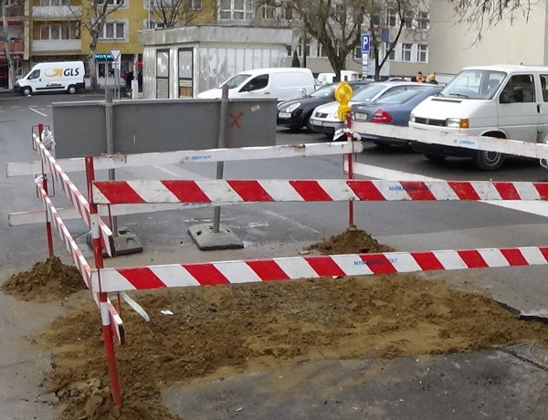 A Holló utcán dolgoznak a Nyírségvíz munkatársai, forgalomkorlátozás mellett