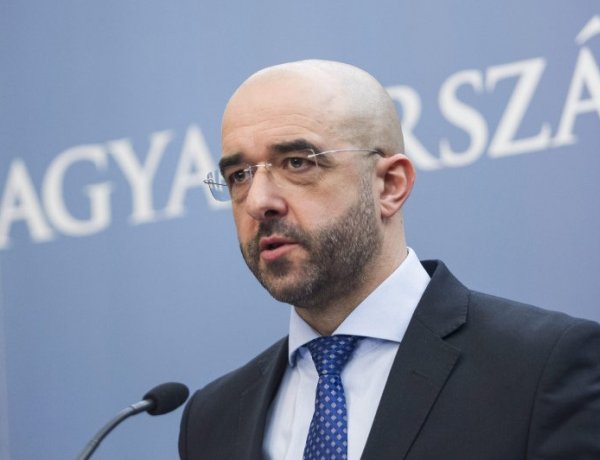 Kovács Zoltán a kormány részvétnyilvánítását tolmácsolta az első magyar haláleset miatt
