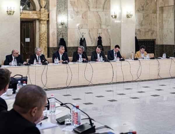 Orbán Viktor miniszterelnök virológus szakemberekkel egyeztetett