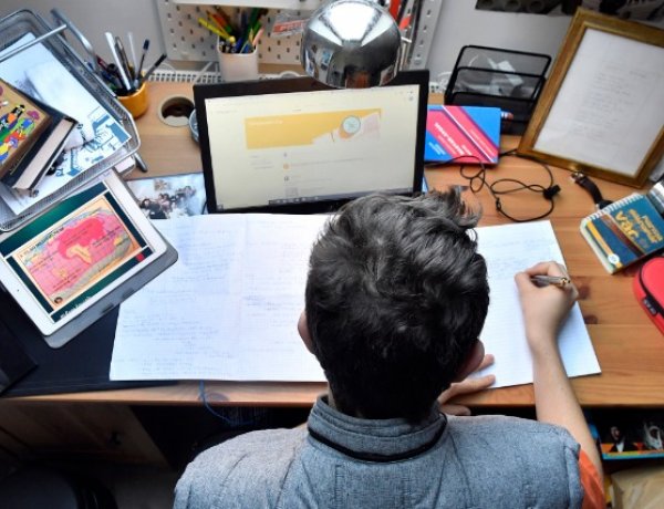 Digitális oktatás: otthonról kell követni a tanár instrukcióit