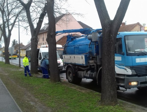 Kamerákkal ellenőrzik a csatornákat a Bocskai utcán – Forgalomkorlátozás mellett dolgoznak