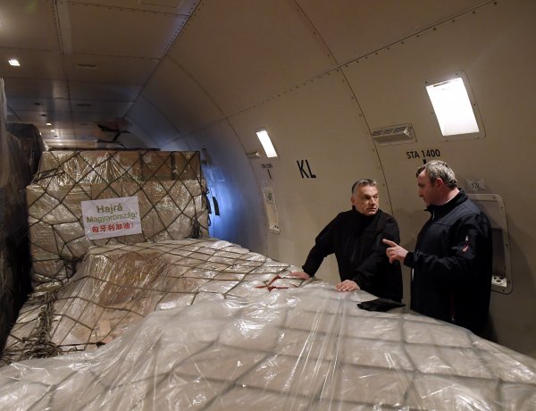 Lélegeztetőgépeket is hozott a Kínából érkezett újabb repülőgép