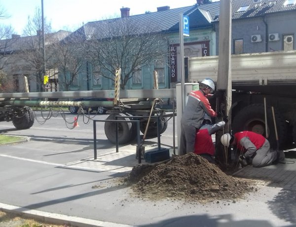Villanyoszlopok cseréje zajlik a Széchenyi utcán – Forgalomkorlátozás mellett dolgoznak