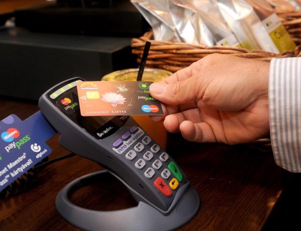 A postákon is alkalmazzák majd a PIN-kód nélküli érintéses fizetések 15 ezres határát