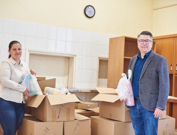 400 darab tisztító és fertőtlenítő szereket tartalmazó csomag a Gyermekjóléti Központnak
