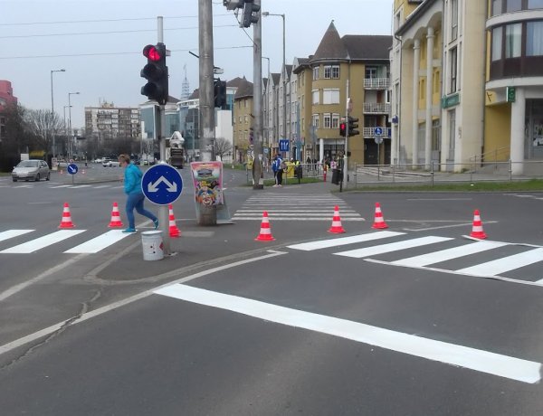 Burkolati jeleket festettek a Vay Ádám körúton a Korzó előtt, holnap folytatódnak a munkák