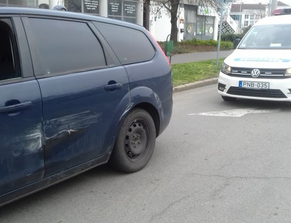 Szabálytalan sávváltás okozott balesetet a Rákóczi és a Vasvári Pál utca kereszteződésében